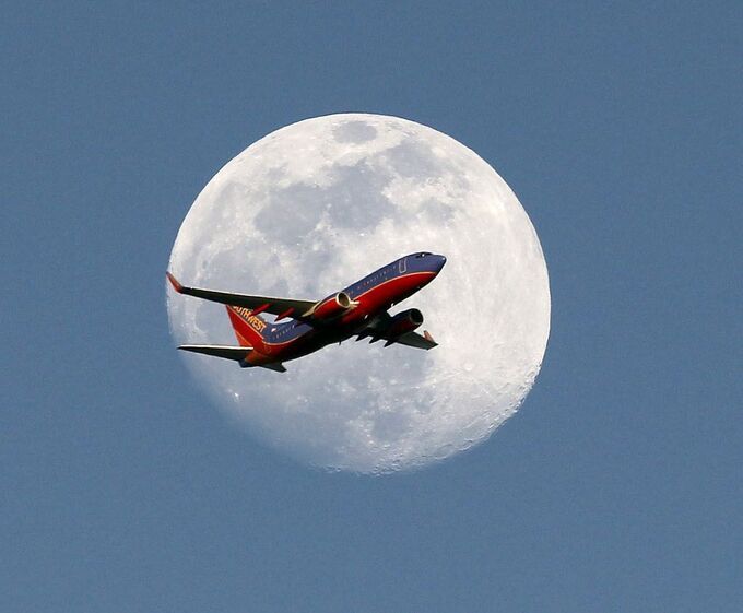 Chuyến bay ngắm siêu trăng của Qantas.