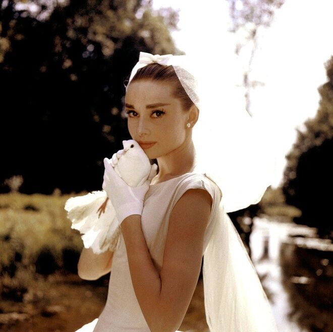 Ariana Grande diện váy cưới tối giản lấy cảm hứng từ Audrey Hepburn-2