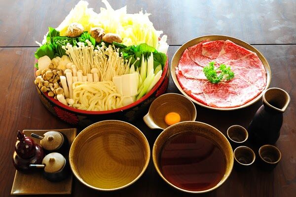 Lẩu Sukiyaki thưởng thức cùng mì Udon.