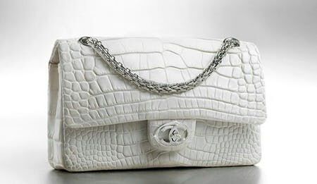 Phiên bản giới hạn Diamond Forever Classic Bag đến từ nhà mốt Chanel có giá lên đến 261,000 USD.