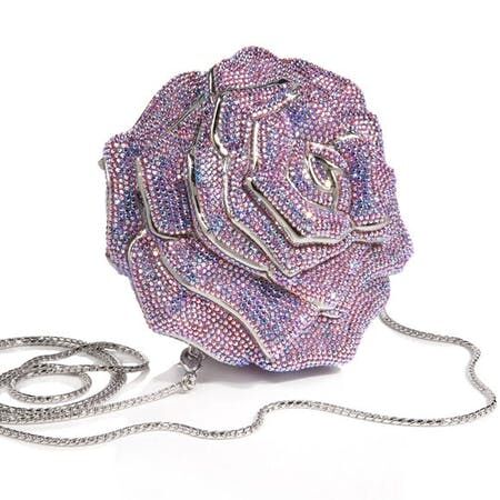 Chiếc túi có kiểu dáng của một bông hoa hồng lấp lánh bởi những viên kim cương và đá tourmaline đắt tiền.