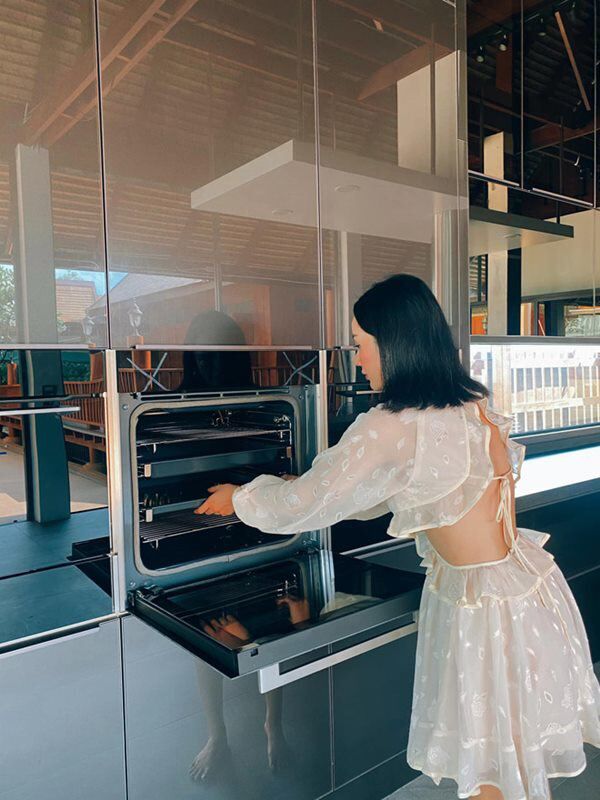 Căn bếp toát ra mùi tiền của Angela Chu