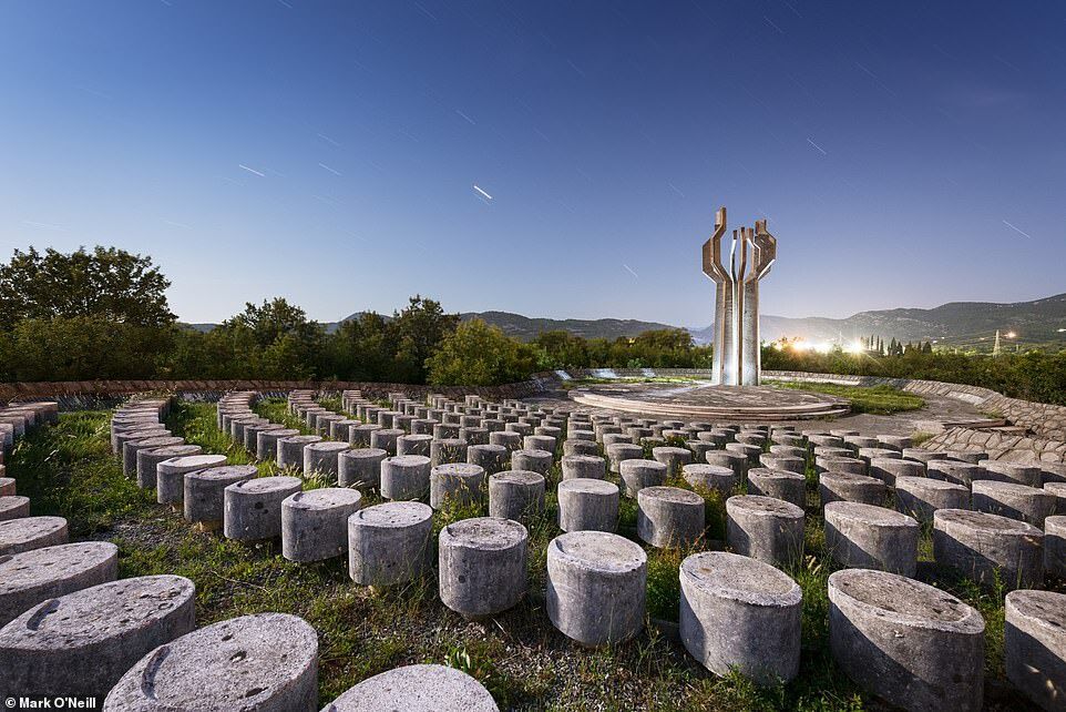 10 công trình kiến trúc nguyên khối kỳ lạ - 8Đài tưởng niệm sự sụp đổ, Lješanska Nahija, Montenegro