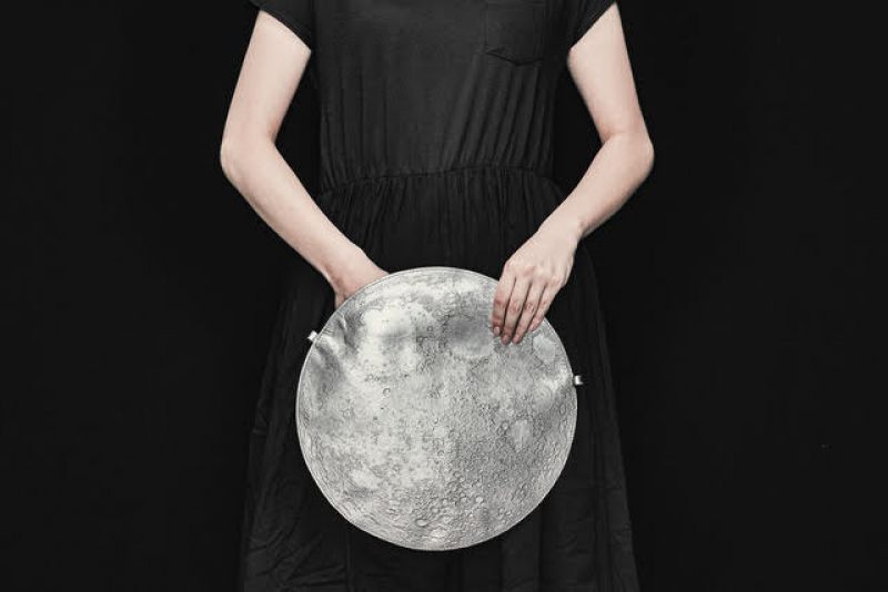 Planetario Clutch Bag - chiếc túi xách tay tinh tế mô phỏng bề mặt phức tạp của Mặt Trăng-1
