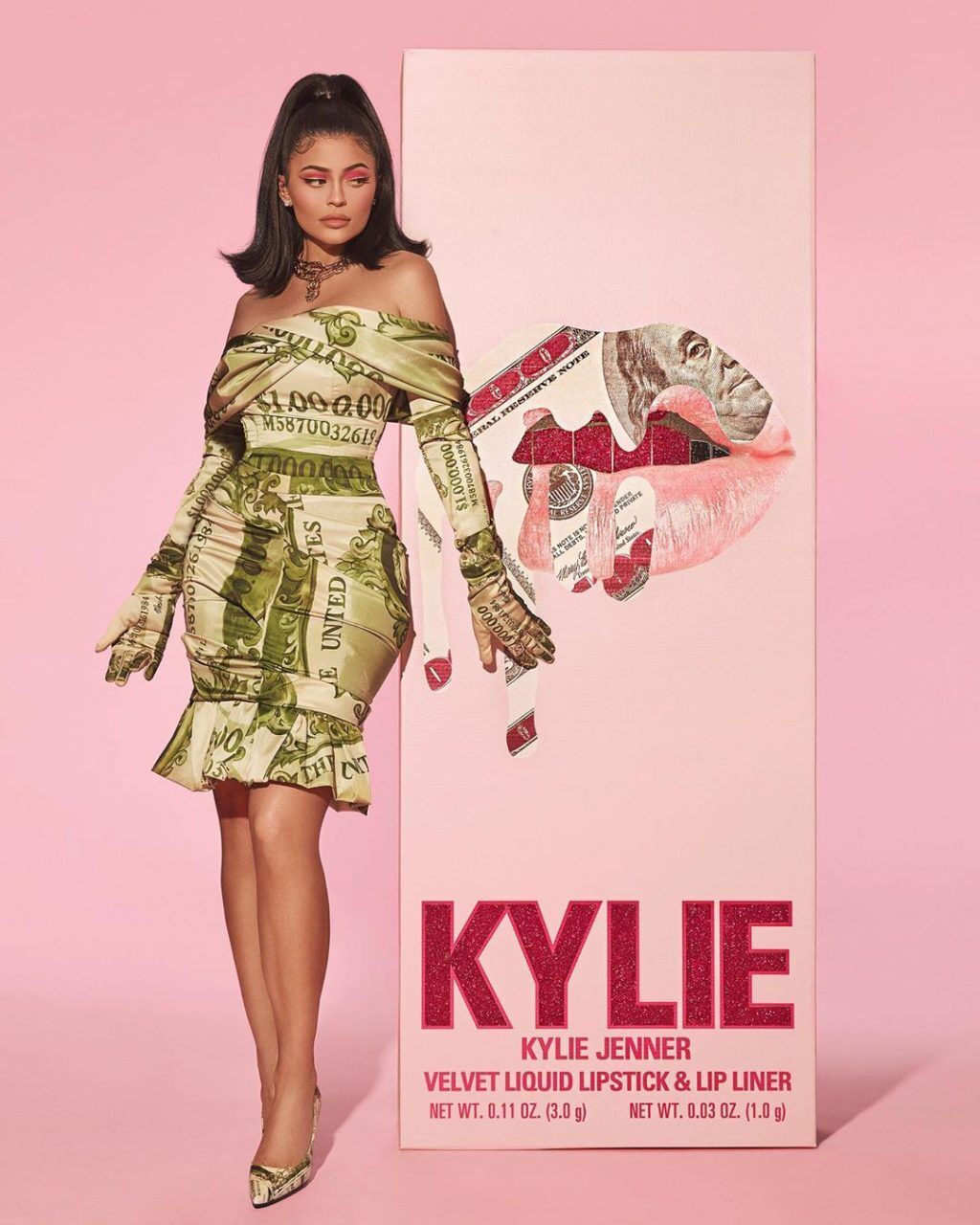 Kylie Jenner diện đầm vintage của Moschino trong bộ ảnh quảng bá BST son kỷ niệm 4 năm thương hiệu Kylie Cosmetics. (Ảnh: @kyliejenner/Instagram)