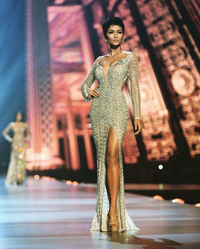 Tuyệt tác của NTK Linh San này được bầu chọn là một trong những Evening Gown đẹp nhất mùa "Hoa hậu Hoàn vũ 2018".