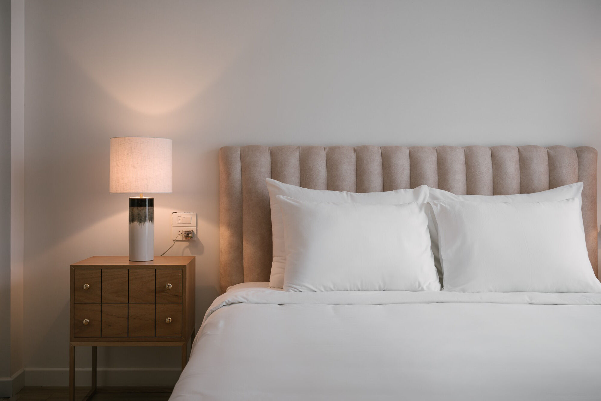 6 tips để trải giường ở nhà sang xịn mịn như giường khách sạn từ cô nàng có 4 năm kinh nghiệm trong ngành - Ảnh 1.