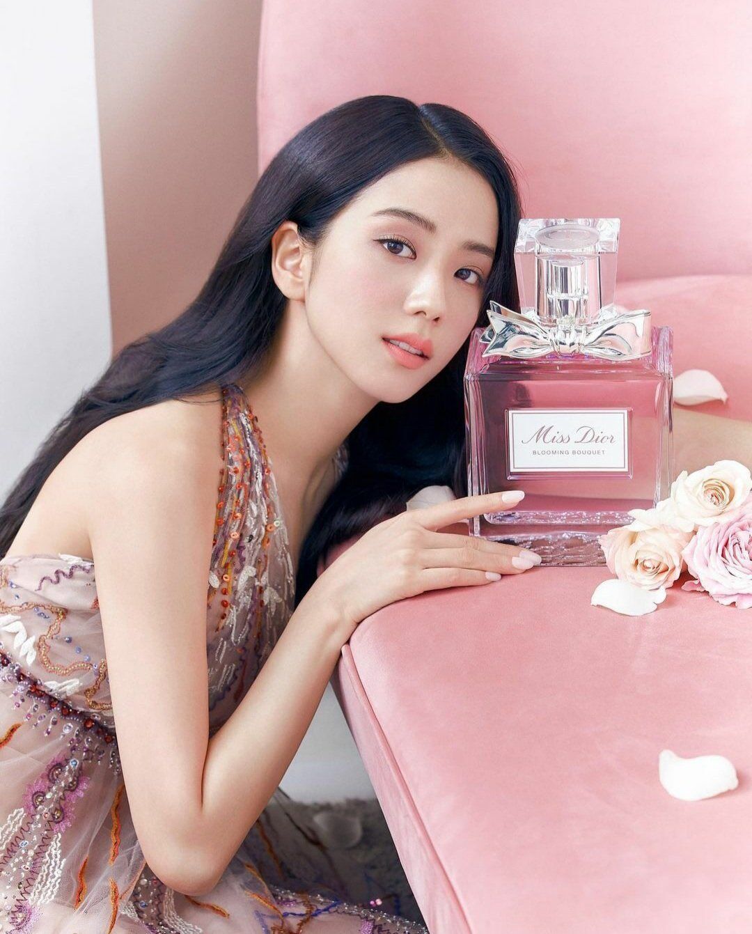 Jisoo chia sẻ bản thân không thể cưỡng lại mùi hương của chai nước hoa Miss Dior trứ danh