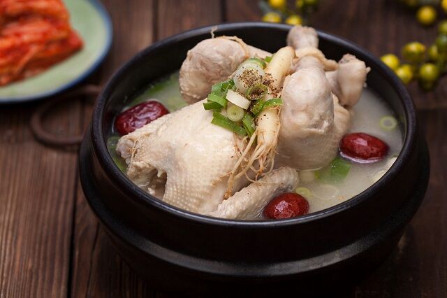 Gà tần sâm Samgyetang là món ăn vừa bổ lại thanh lọc cơ thể