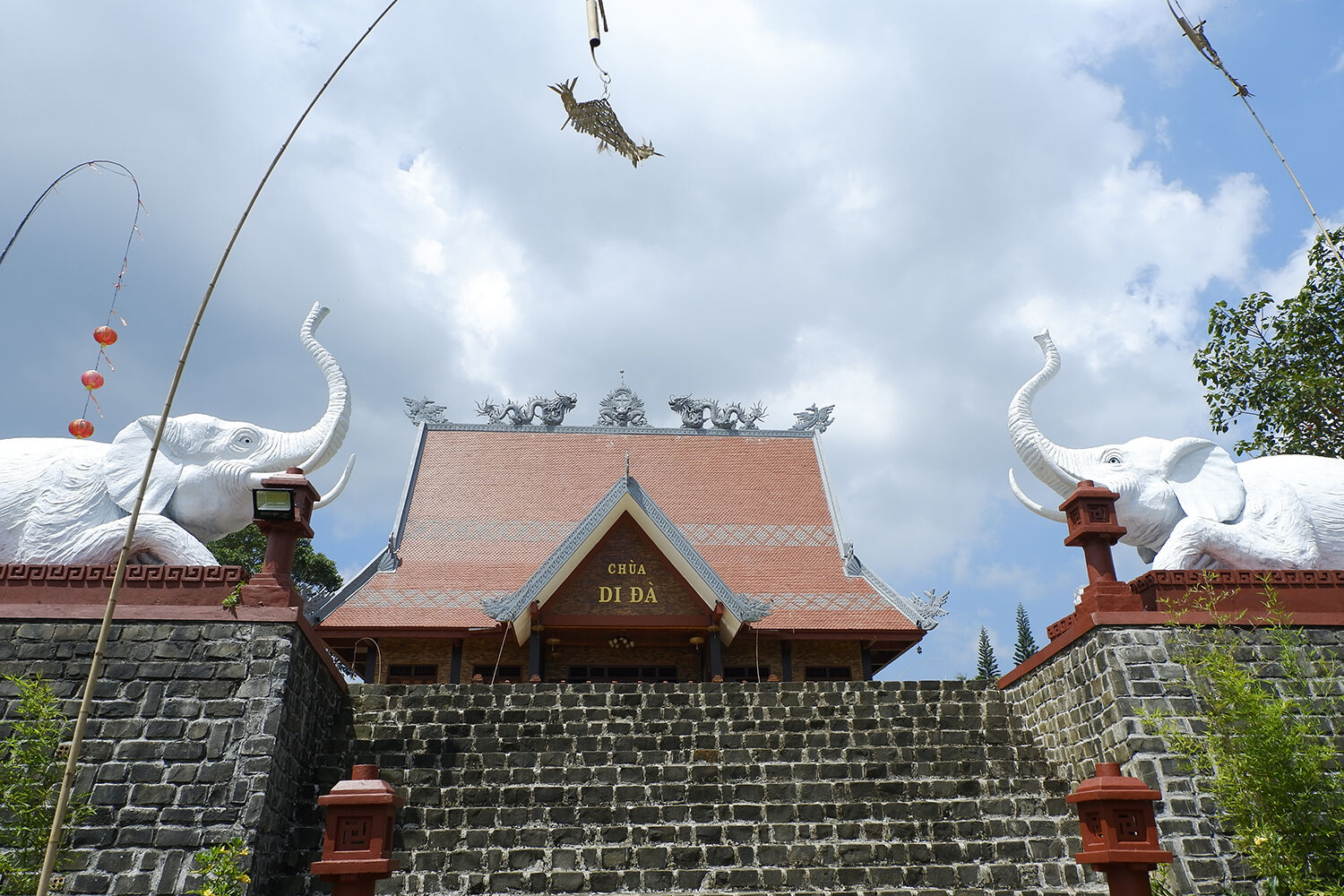 Chánh điện chùa Di Đà