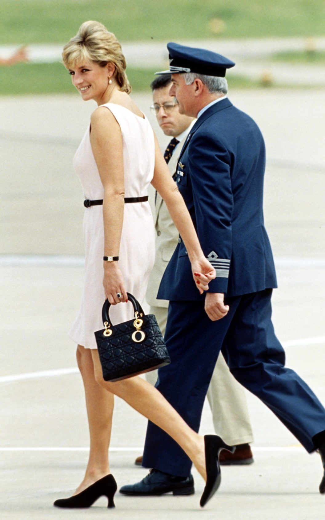 Thiết kế túi xách Lady Dior trở thành phụ kiện yêu thích của Công nương Diana sau chuyến công du năm 1995.