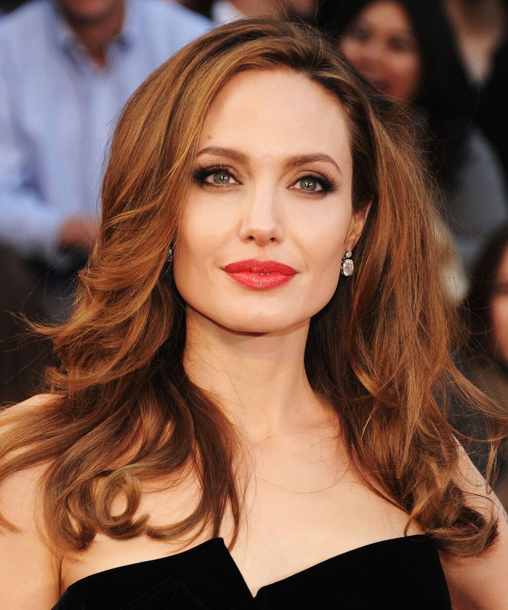 Angelina Jolie được ví như bông hoa hồng gợi cảm kiêu kỳ nhưng hoang dã của Hollywood.