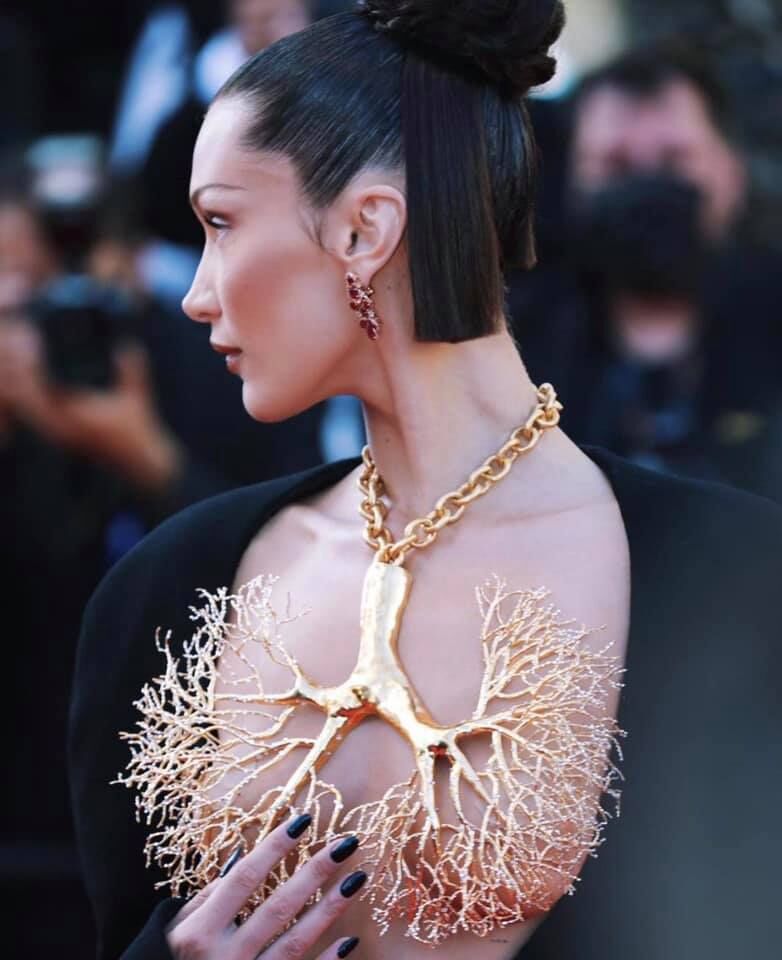 Cận cảnh chiếc vòng cổ che ngực trần của siêu mẫu Bella Hadid tại Cannes-3
