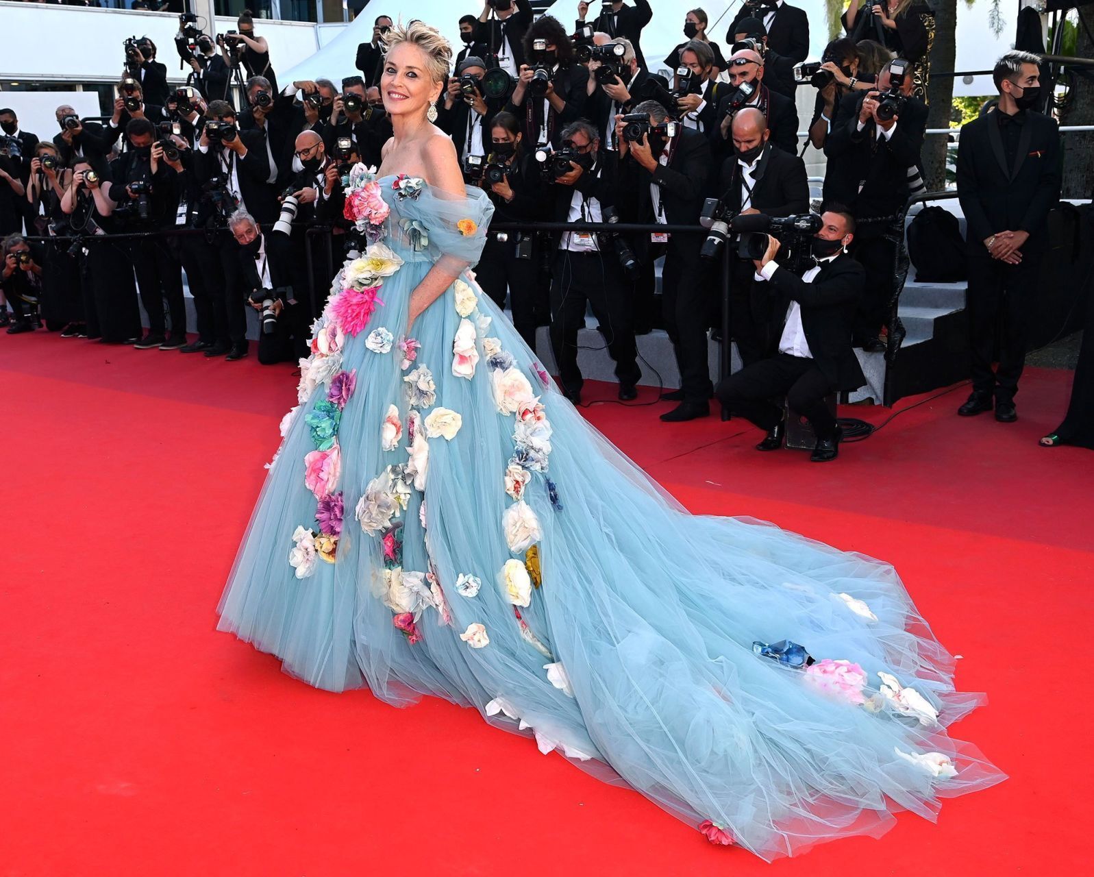 Sharon Stone mang cả “vườn hoa” lên thảm đỏ Cannes-2