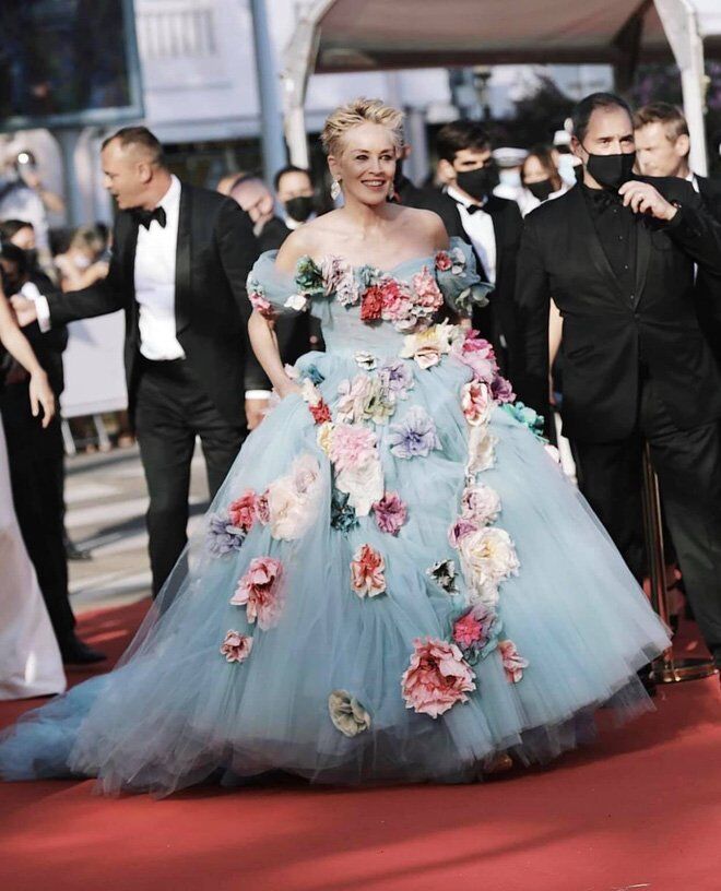 Sharon Stone mang cả “vườn hoa” lên thảm đỏ Cannes-3