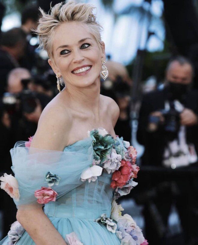Sharon Stone mang cả “vườn hoa” lên thảm đỏ Cannes