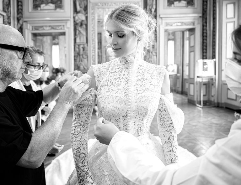 Cháu gái Công nương Diana mặc 5 váy cưới xa hoa của Dolce & Gabbana-3