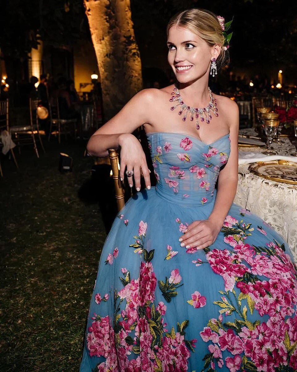 Cháu gái Công nương Diana mặc 5 váy cưới xa hoa của Dolce & Gabbana-5