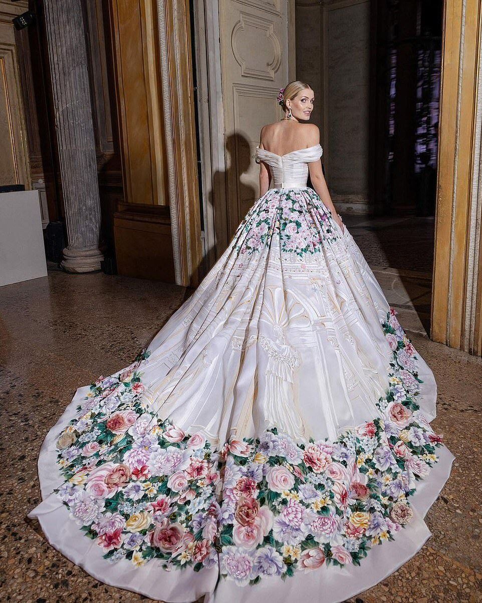 Cháu gái Công nương Diana mặc 5 váy cưới xa hoa của Dolce & Gabbana-8
