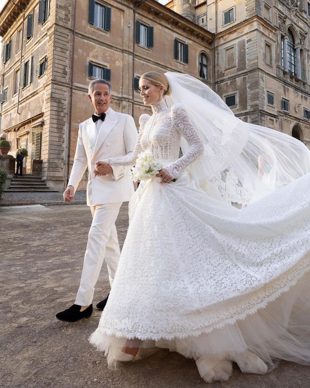 Cháu gái Công nương Diana mặc 5 váy cưới xa hoa của Dolce & Gabbana-2