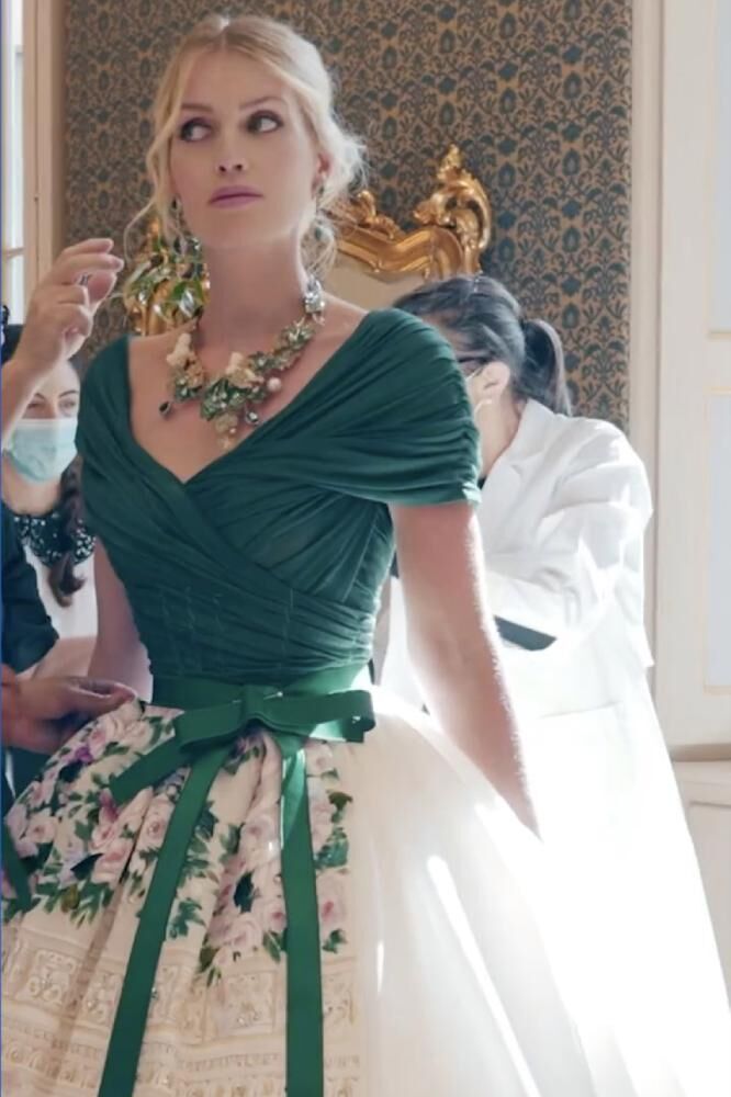 Cháu gái Công nương Diana mặc 5 váy cưới xa hoa của Dolce & Gabbana-6