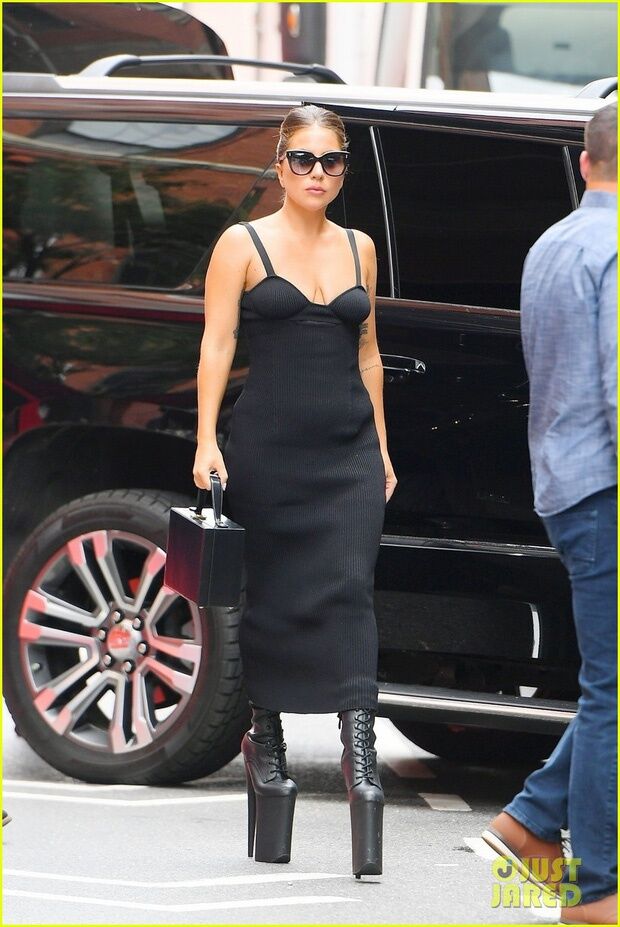 Lady Gaga xuống phố với giày cao gần 30cm-4