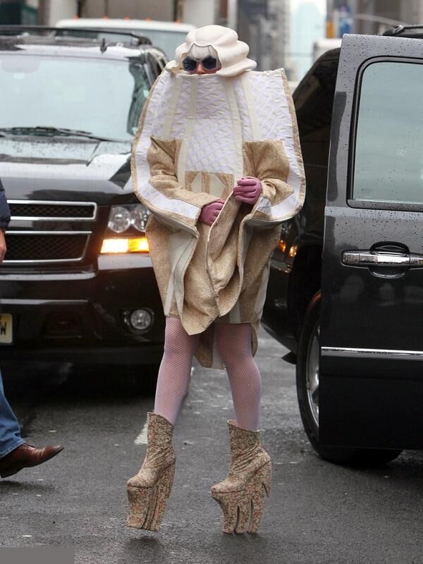 Lady Gaga xuống phố với giày cao gần 30cm-9