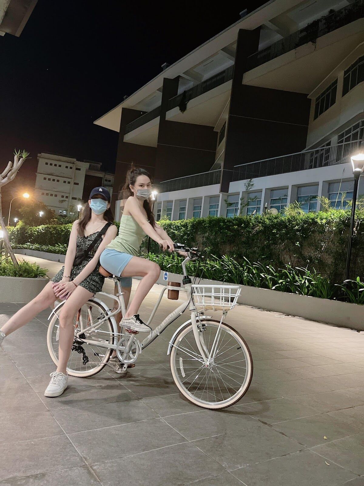 Trending Sài Gòn mùa dịch: Đeo khẩu trang, đạp xe, nâng cao sức khỏe - 6