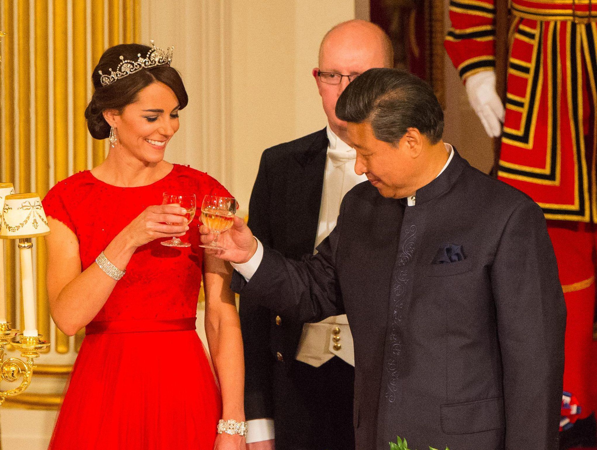 Những món trang sức hoàng gia đắt giá của công nương Kate Middleton-5