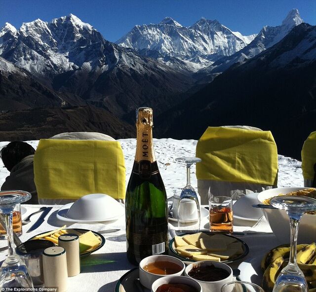 15 phút ăn sáng trên đỉnh Everest với giá 5000 USD/người-5