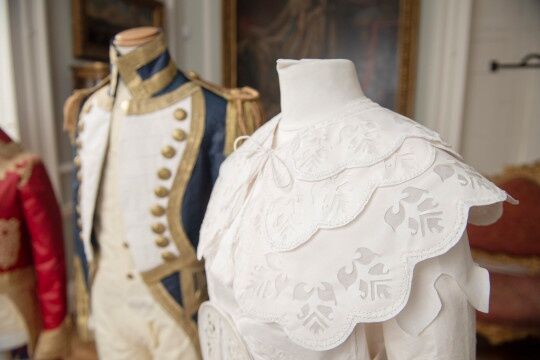Bộ sưu tập váy áo bằng giấy lấy cảm hứng từ thời kỳ Regency-4