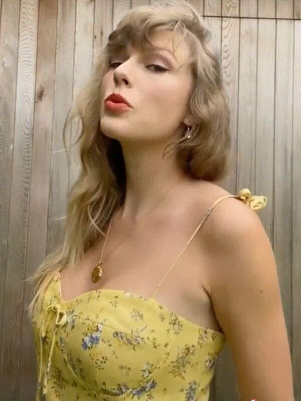 Grammy: Taylor Swift mặc váy giống trong phim '10 điều em ghét anh'