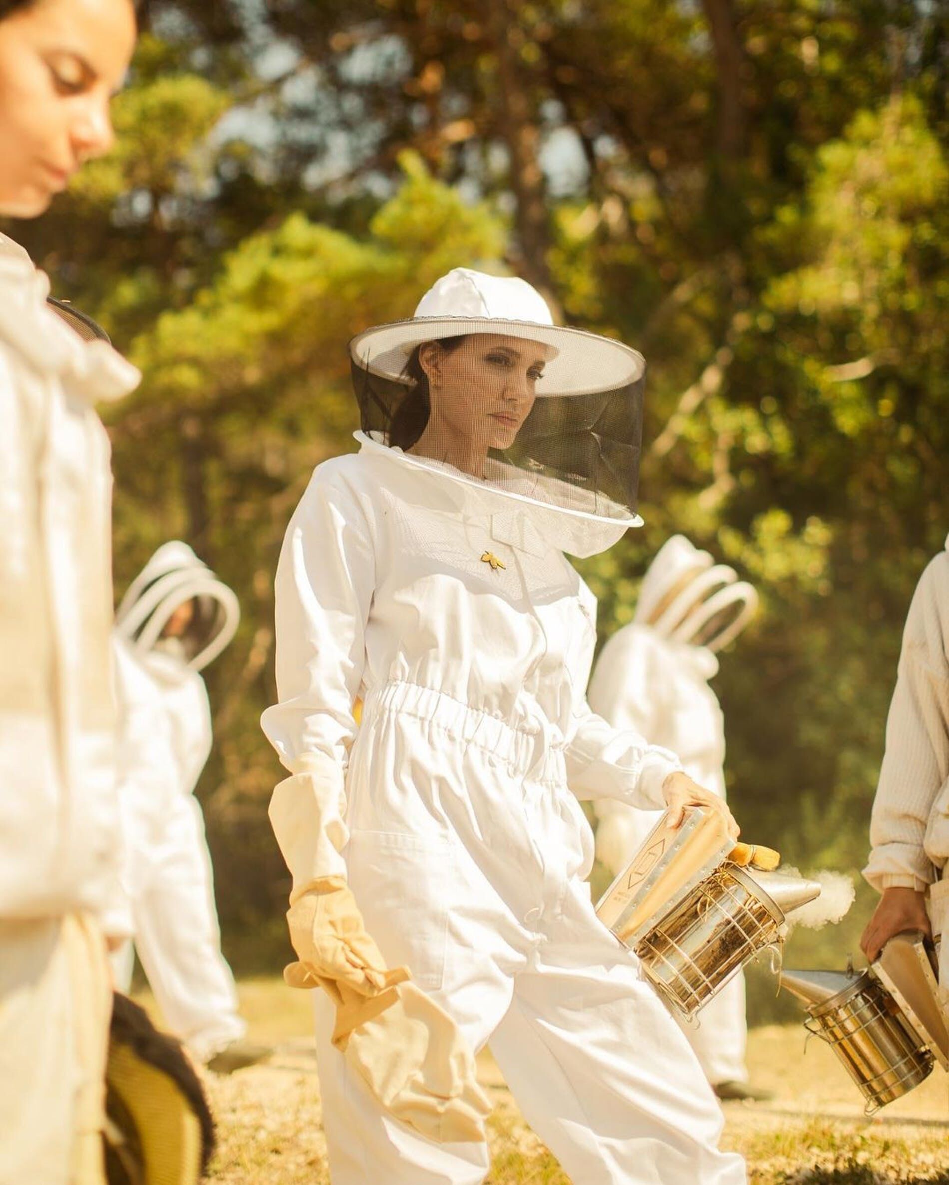 Women for Bees - Sự góp mặt của Angelina Jolie, Guerlain, Unesco và OFA-3