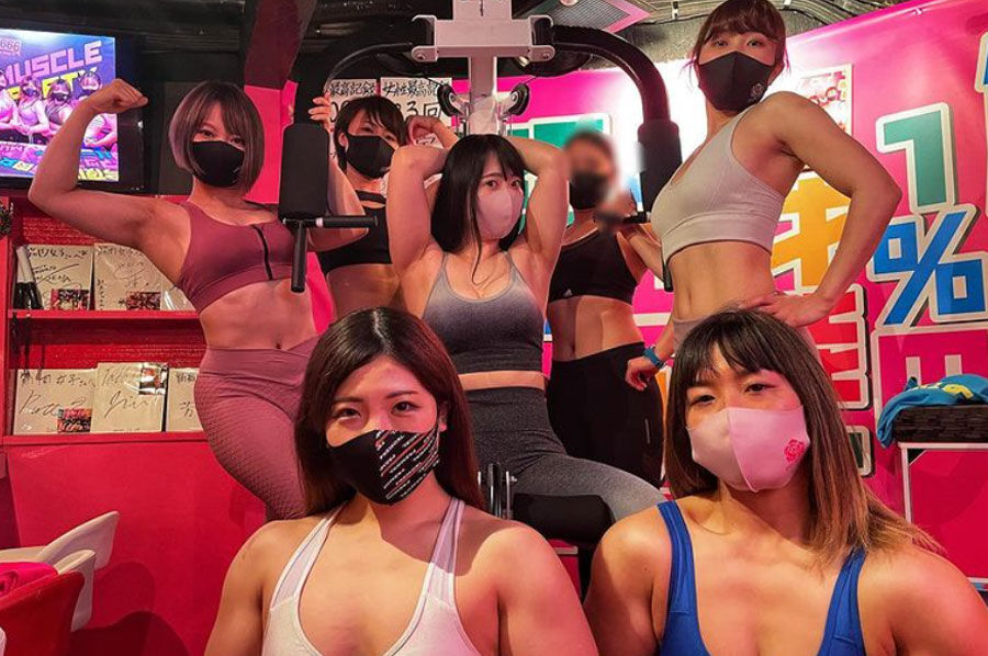 Quán bar Nhật với những cô nàng bồi bàn cơ bắp như lực sĩ-3