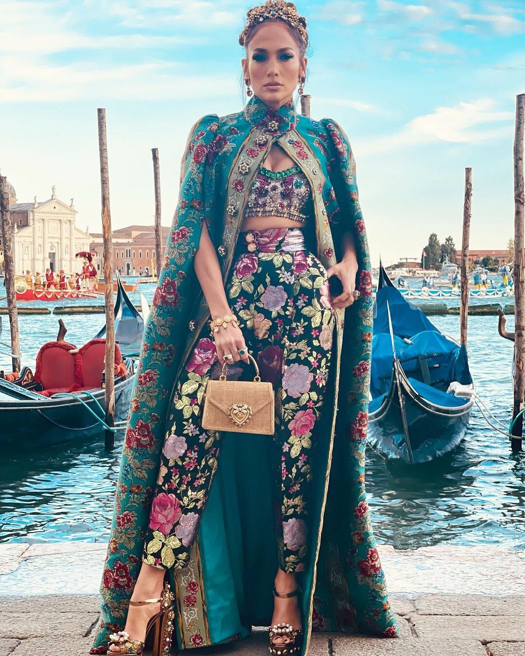 Jennifer Lopez lộng lẫy như nữ hoàng tại show Dolce & Gabbana Alta Moda
