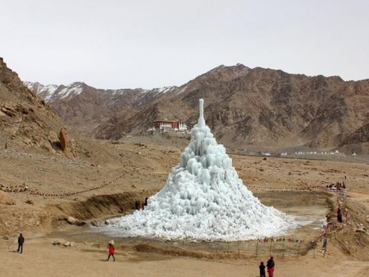 Kỳ lạ tháp băng khổng lồ mọc lên giữa sa mạc Ấn Độ
