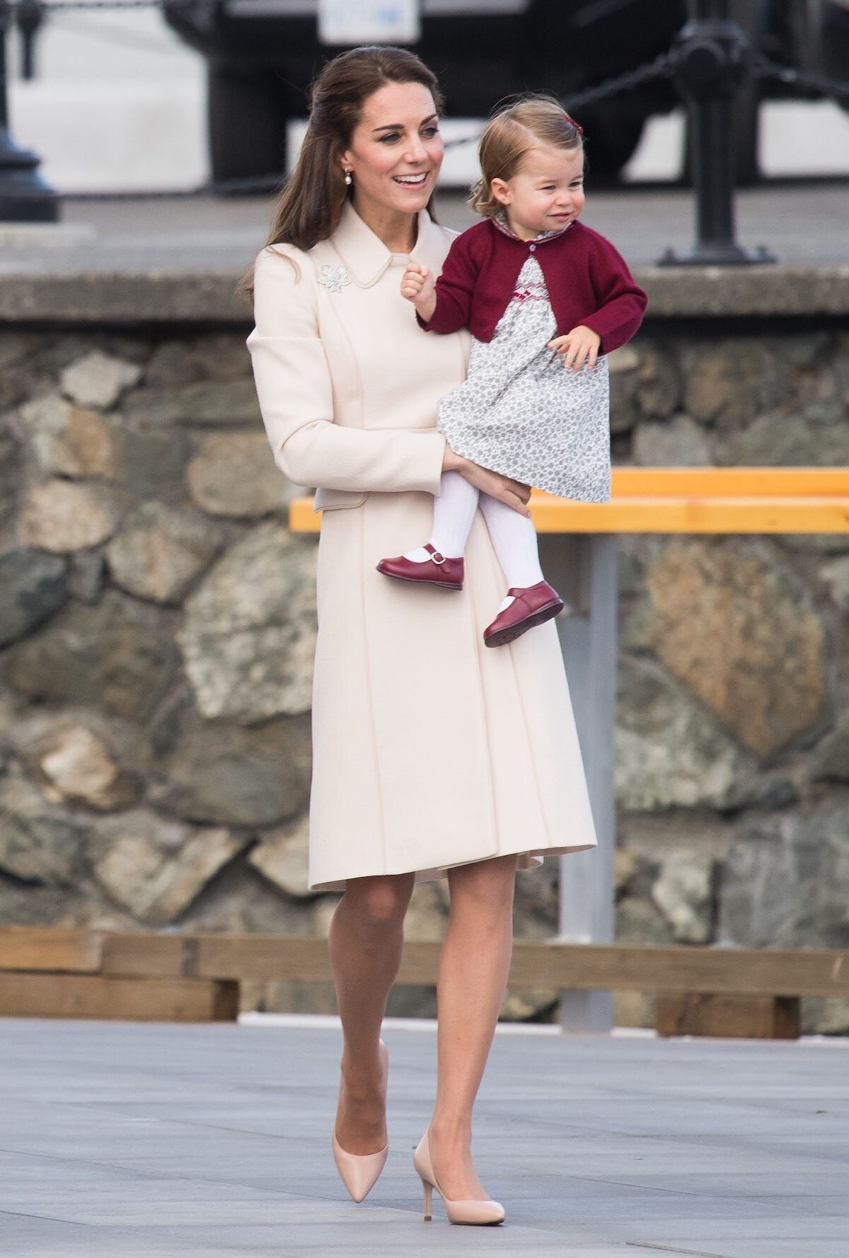 Không thích khoe của nhưng Kate Middleton có 11 bộ váy áo đắt sang chấn, bộ cuối giá bằng... căn chung cư - Ảnh 7.