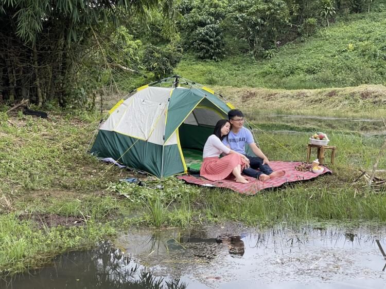 Vợ chồng trẻ ở Lâm Đồng rủ nhau lên đồi cắm trại “trốn Covid“