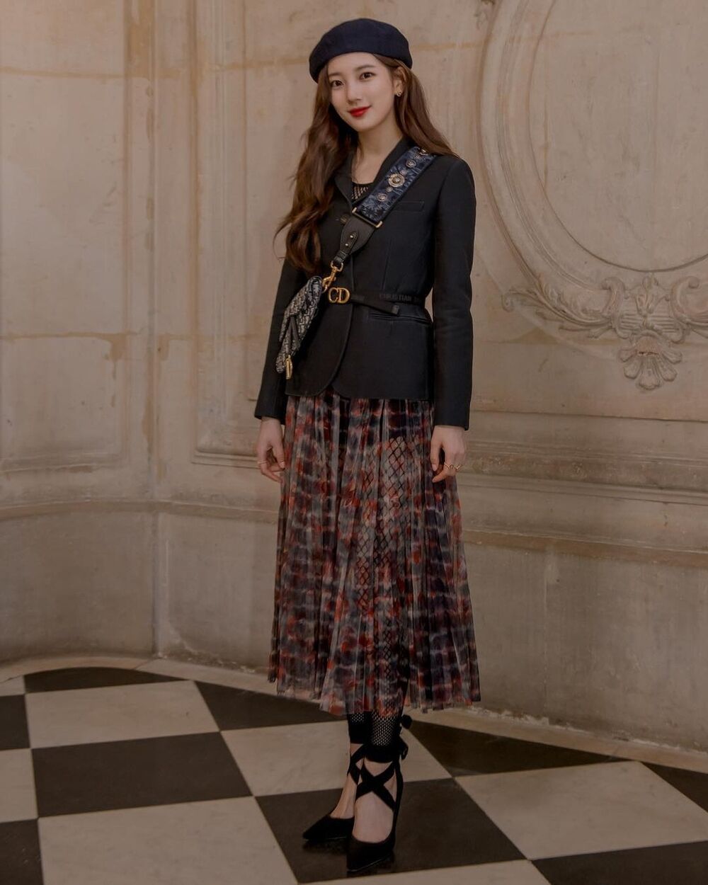 Suzy khoe diện mạo xinh đẹp khi diện quà tặng từ Dior - Mùa đông đến rồi-5