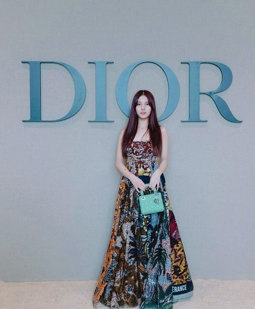 Suzy khoe diện mạo xinh đẹp khi diện quà tặng từ Dior - Mùa đông đến rồi-4