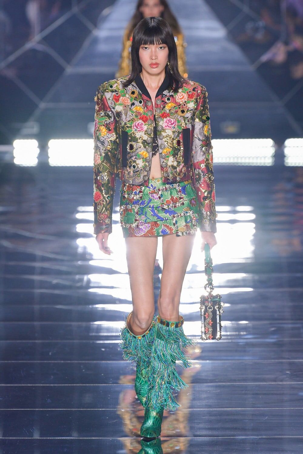 Phương Oanh tự tin sải bước trên sàn diễn Dolce & Gabbana