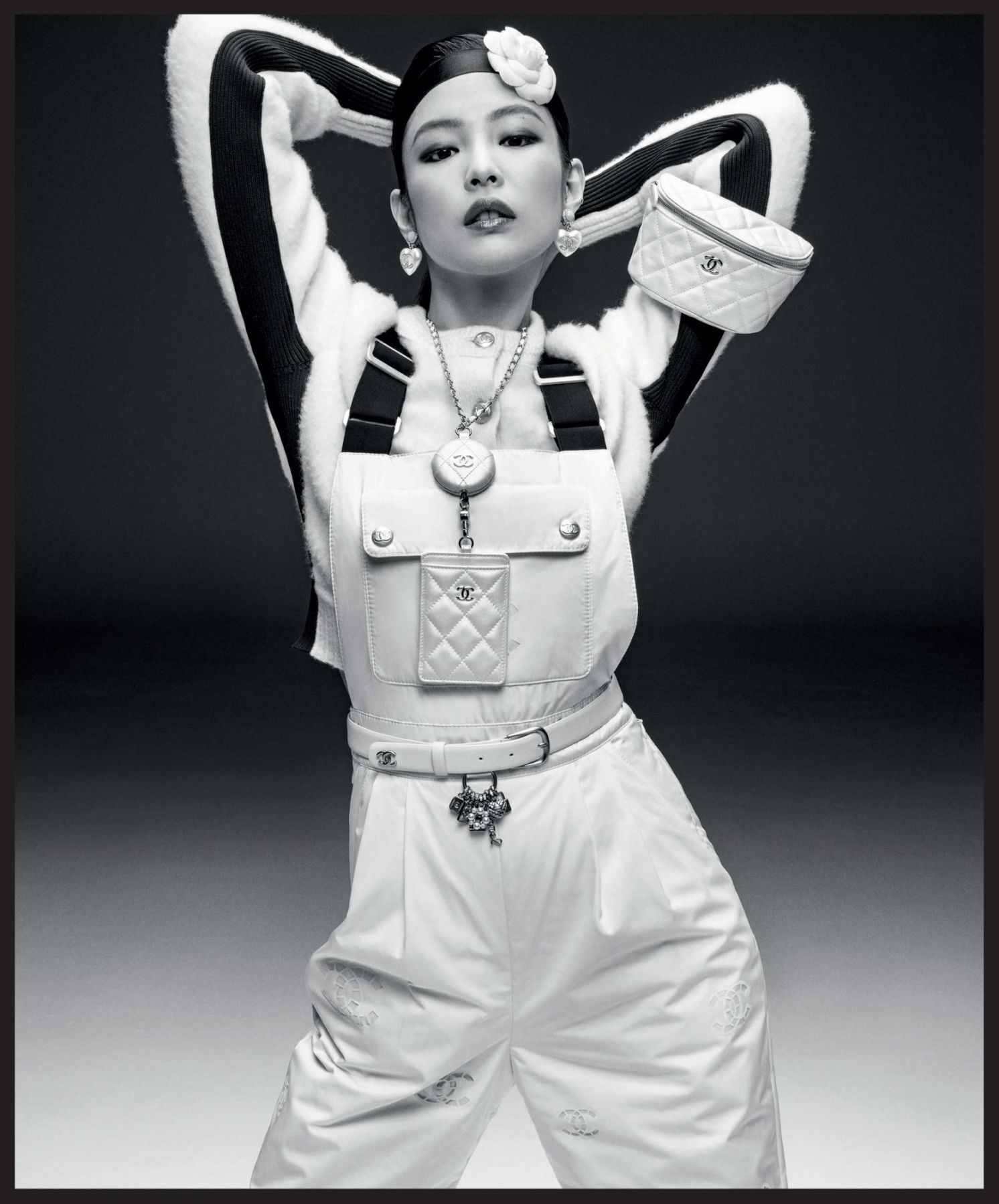 Loạt ảnh sang chảnh, cuốn hút của Jennie trong bộ ảnh mới của Chanel-5