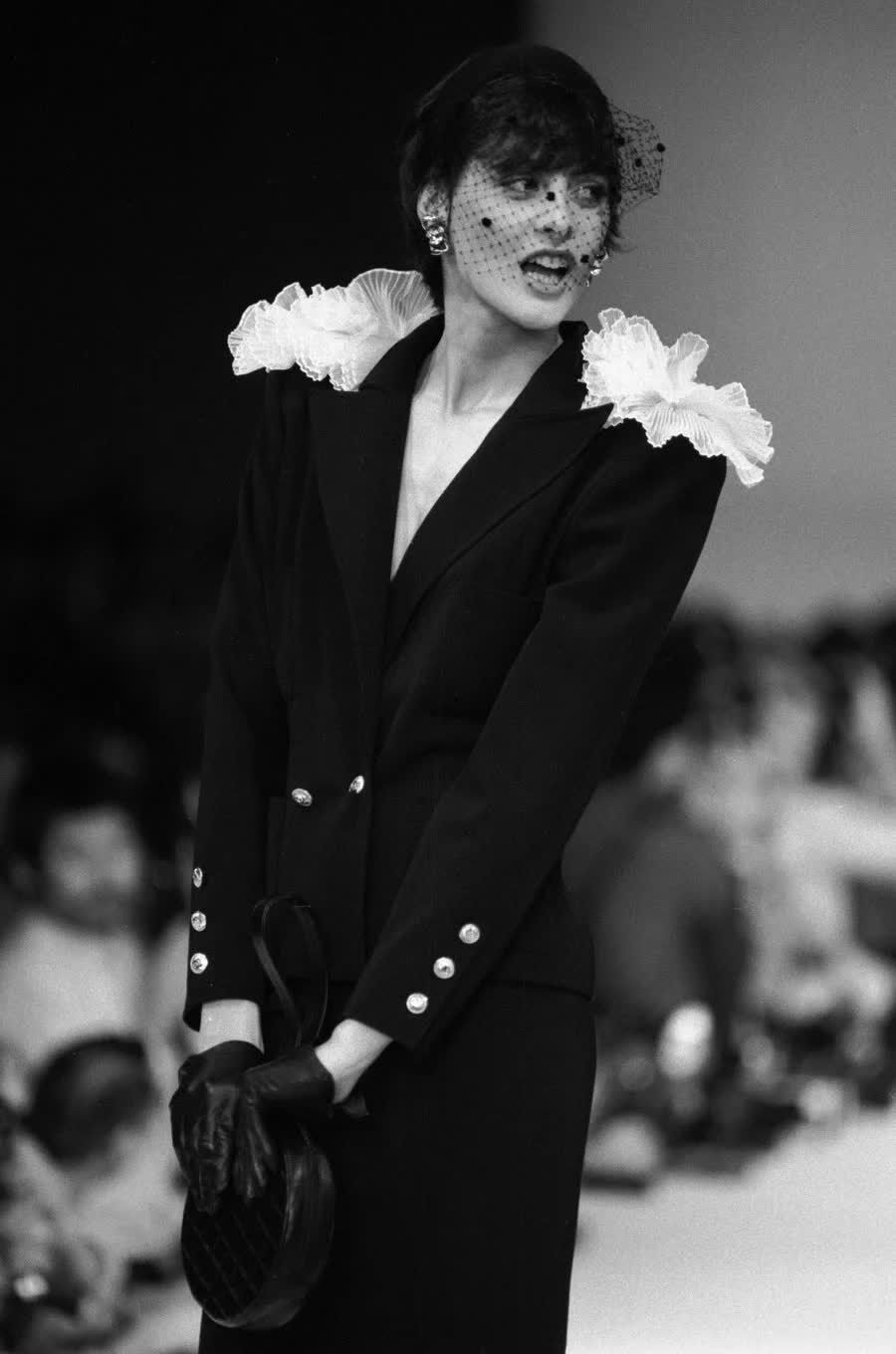 Nhìn lại những show diễn Chanel đáng nhớ nhất đối với Inès de la Fressange - nàng thơ đầu tiên của “bố già” Karl Lagerfeld - Ảnh 3.