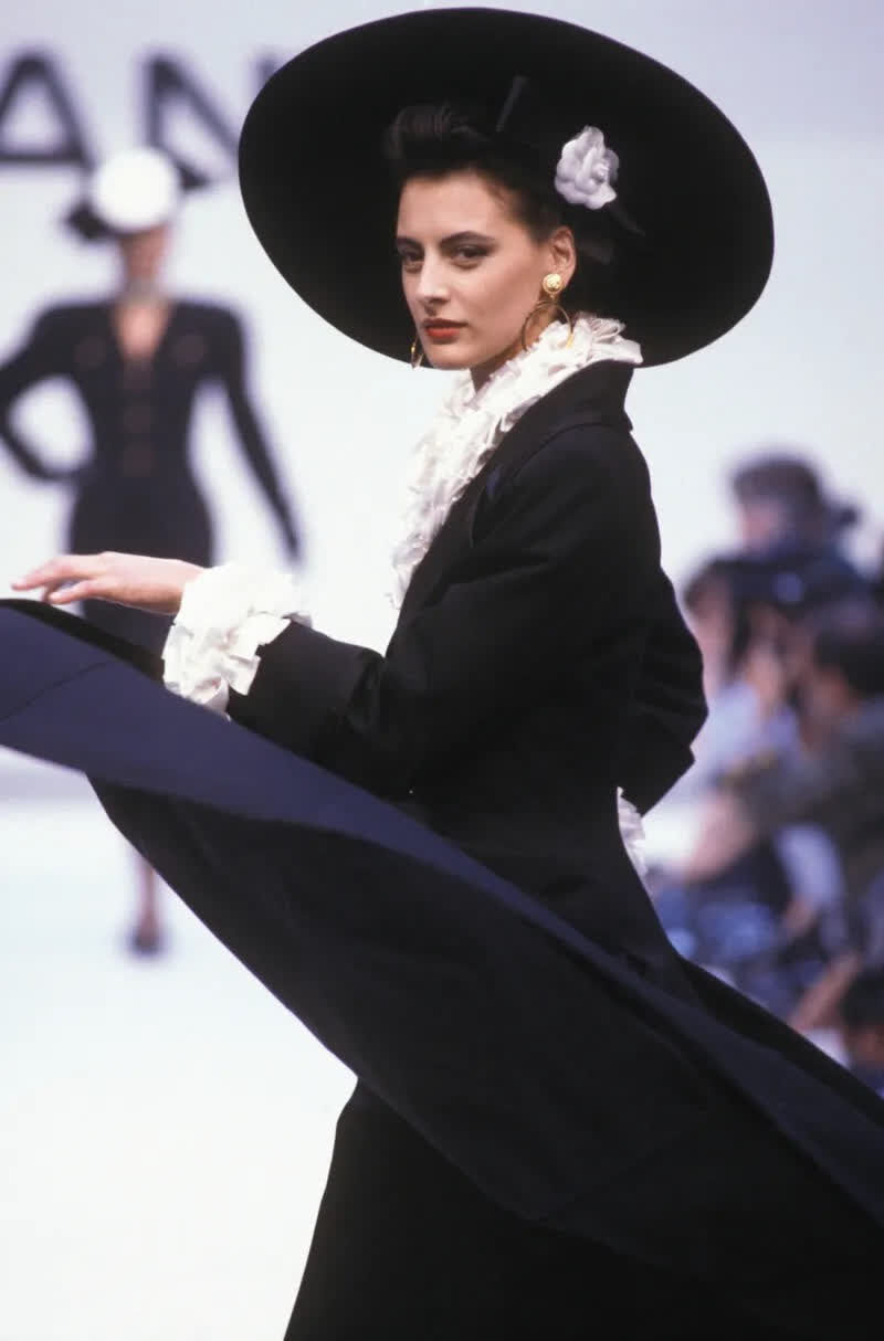 Nhìn lại những show diễn Chanel đáng nhớ nhất đối với Inès de la Fressange - nàng thơ đầu tiên của “bố già” Karl Lagerfeld - Ảnh 8.