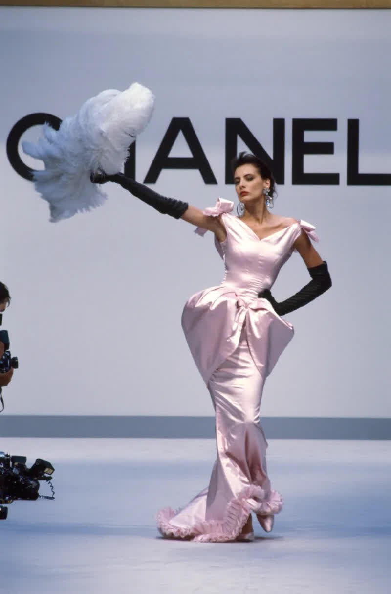Nhìn lại những show diễn Chanel đáng nhớ nhất đối với Inès de la Fressange - nàng thơ đầu tiên của “bố già” Karl Lagerfeld - Ảnh 9.