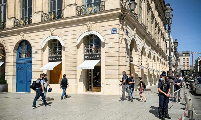 Băng cướp mặc vest xịn tấn công cửa hàng Bvlgari tại Pháp