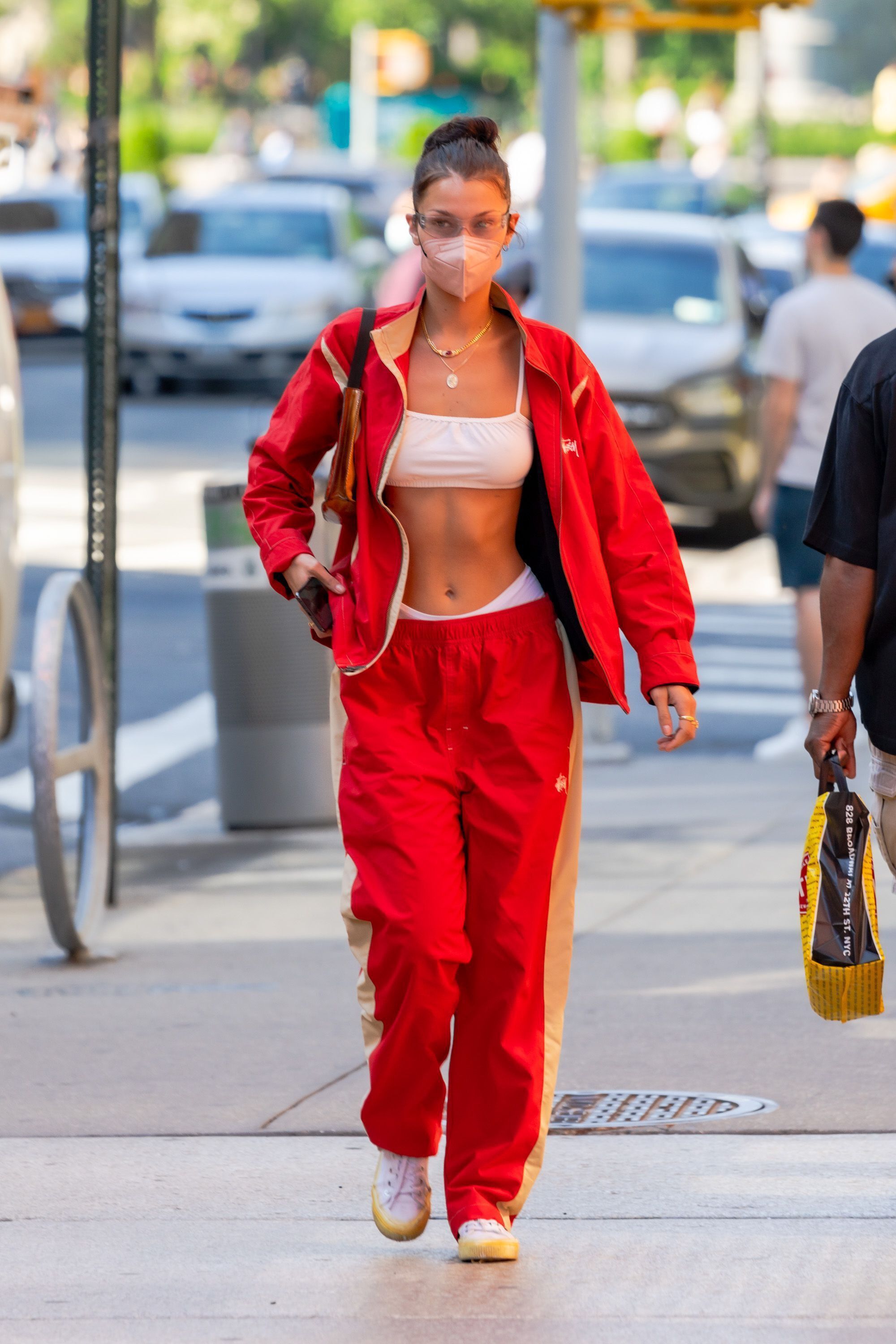 Bella Hadid và mốt mặc đồ tập gym ra đường-11
