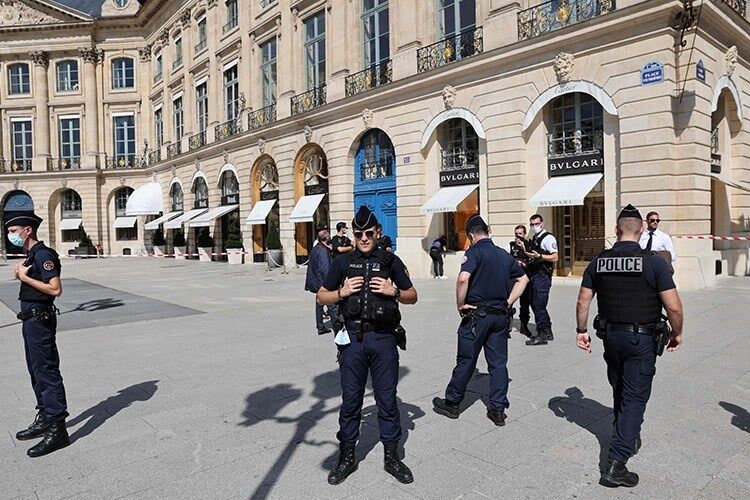 Băng cướp mặc vest xịn tấn công cửa hàng Bvlgari tại Pháp-3