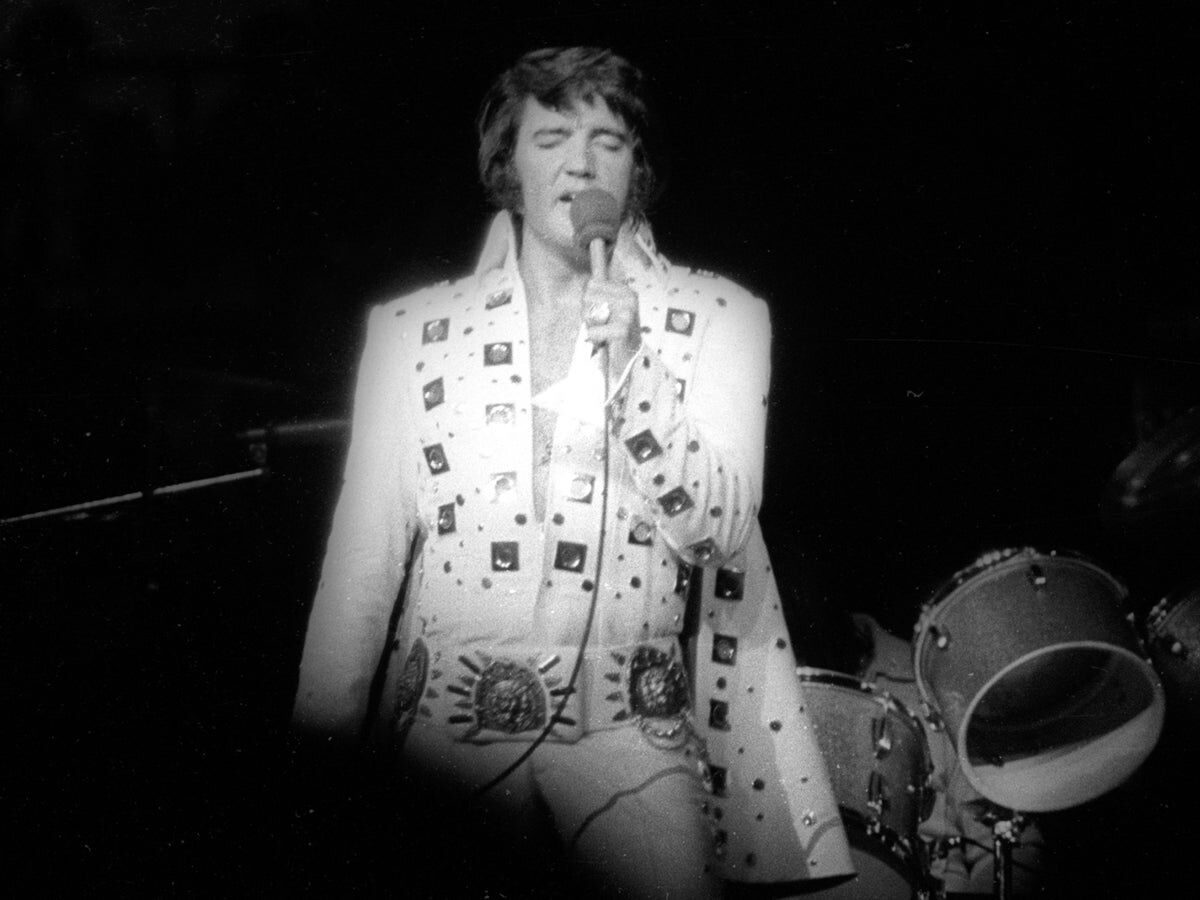 Trang phục của huyền thoại Elvis Presley được bán đấu giá triệu USD-3