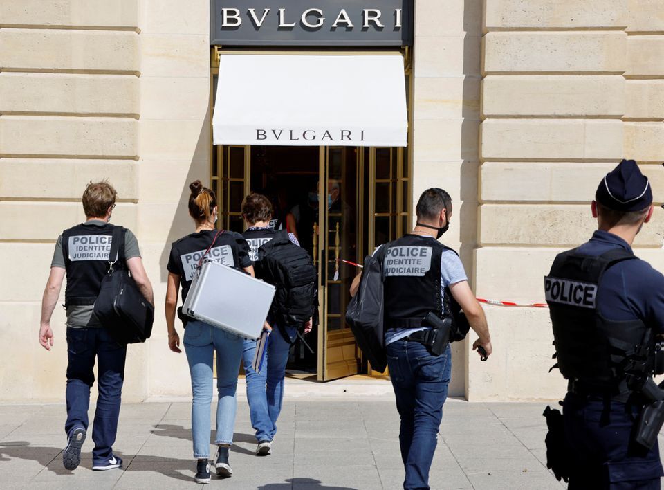 Băng cướp mặc vest xịn tấn công cửa hàng Bvlgari tại Pháp-2
